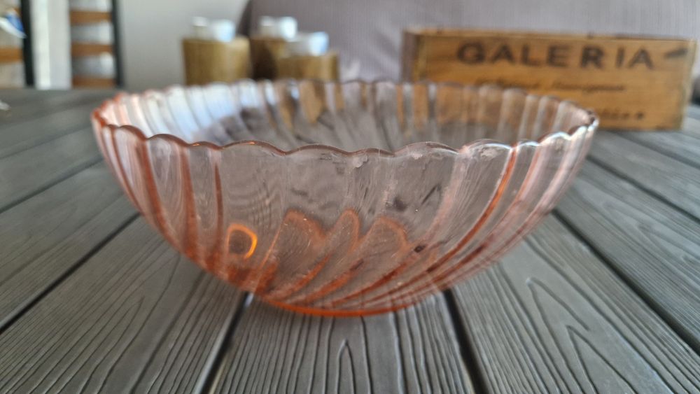 Taça de vidro rosa velho