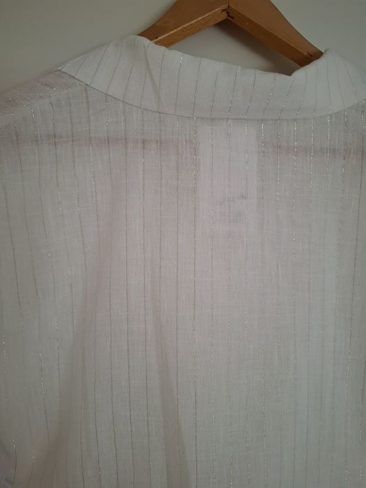 Blusa branca com fio prateado