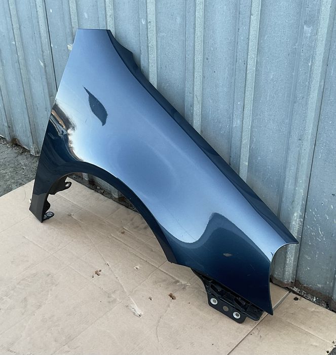 VW GOLF V 5 BŁOTNIK Prawy Przód LC5F