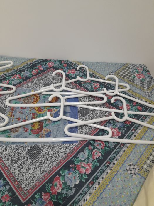 10 cabides brancos resistentes
