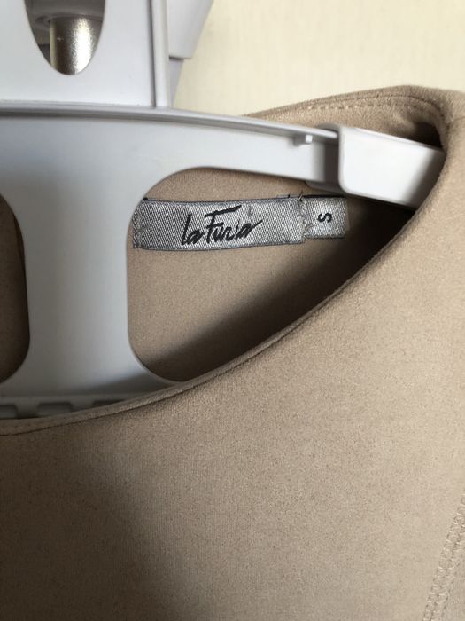 Коротка світла бежева замшева святкова міні сукня плаття