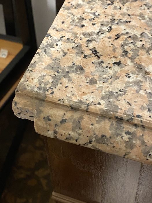 Móvel de canto em madeira e pedra granito