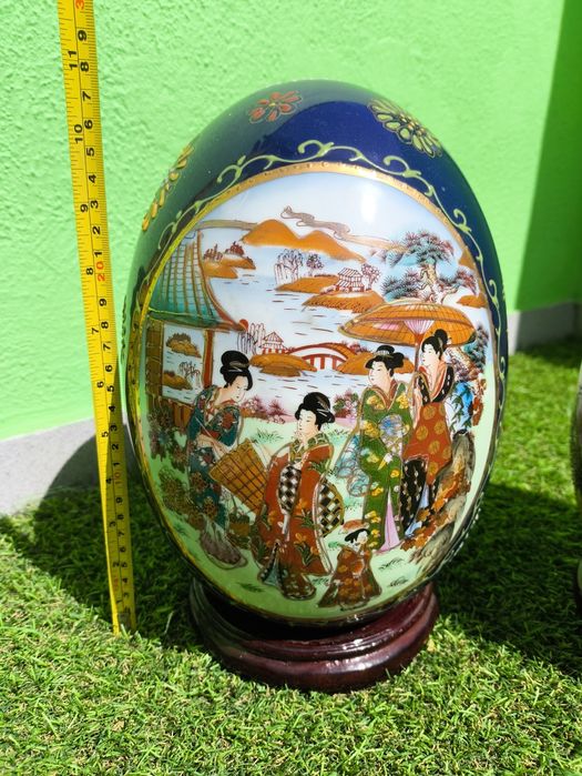 Conjunto de 6 ovos chineses em porcelana com base em madeira