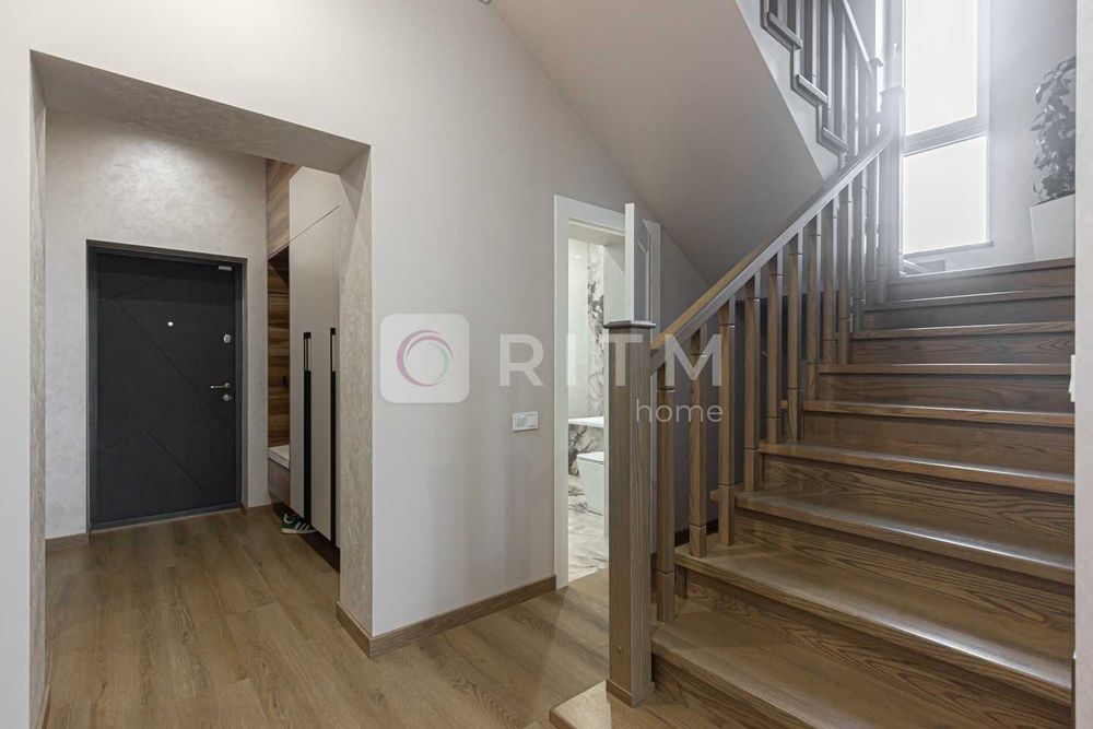 Продаж будинку з дизайнерським ремонтом 5хв від Сихова.