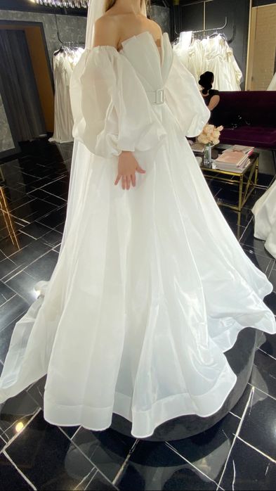 Весільна сукні зі шлейфом