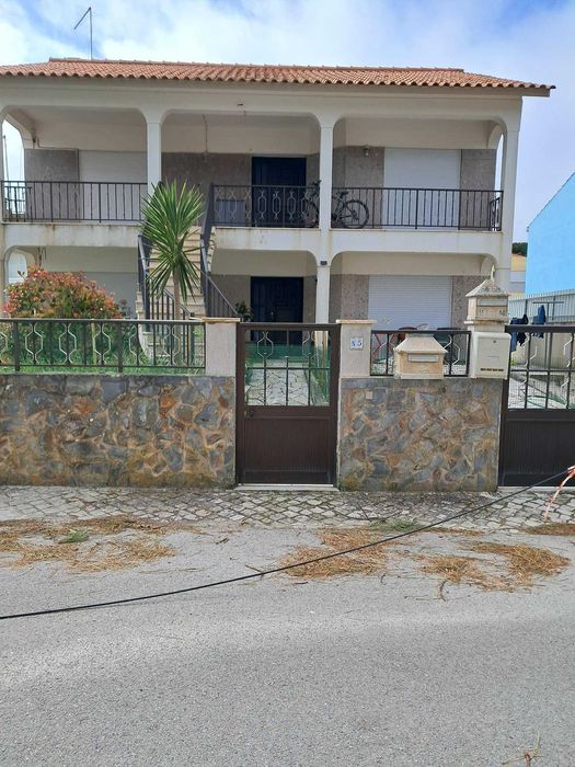 Arrenda-se T2 em Moradia – 1.º Andar | Salir do Porto | A 500m da Praia