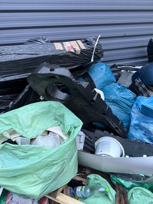 Oddam za darmo części złom plastiki opony drewno