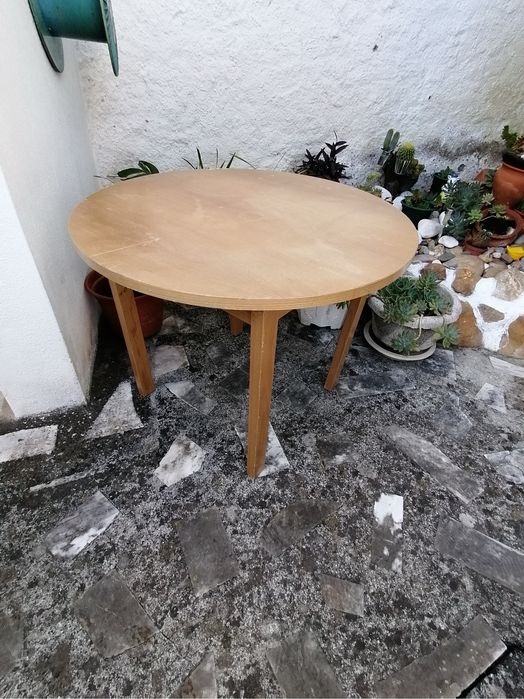 Mesa redonda madeira em muito bom estado.