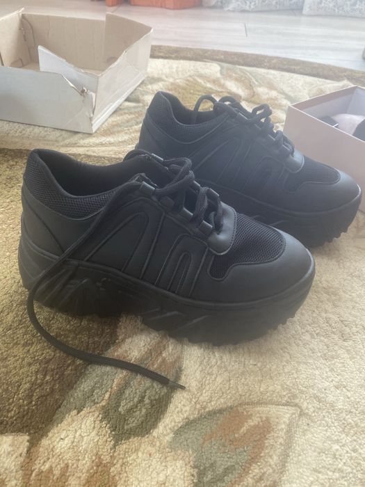 Продаються кросівки нові