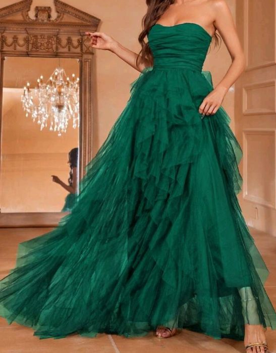 Vestido elegante de cor Verde escuro.