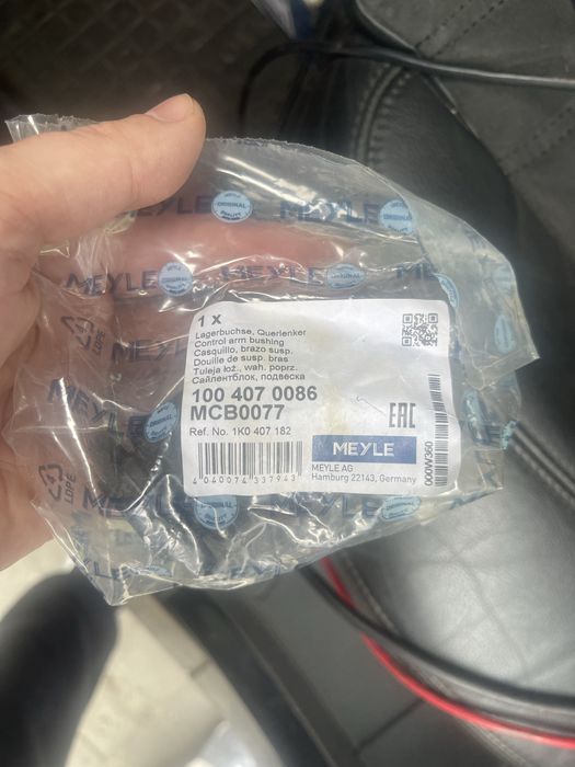 Продаю сайлентблоки 4 шт, переднего рычага пассат б6