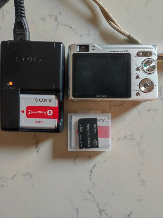 Câmara Sony Cibershot DSC W80 com bateria extra  e cartão 1 GB