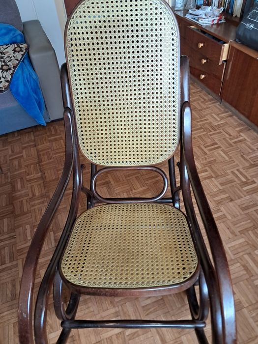 Fotel bujany z fabryki mebli gietych