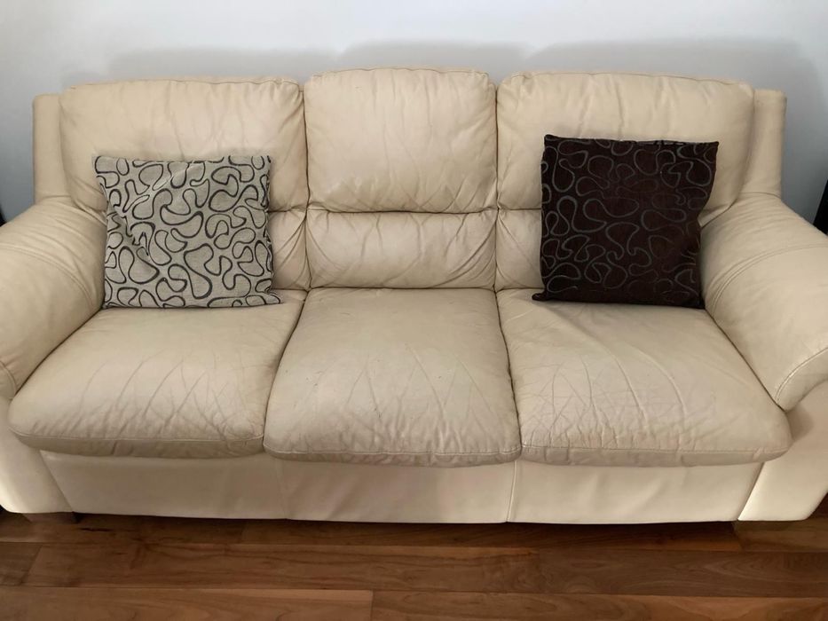 OPORTUNIDADE! Sofá pele cor creme, 3 lugares, 215 x 90 x 90 cm