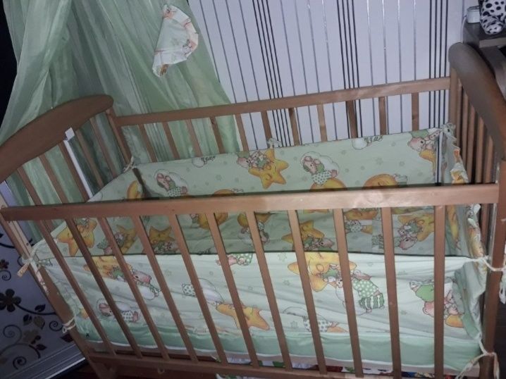 Продам манеж с  маятником