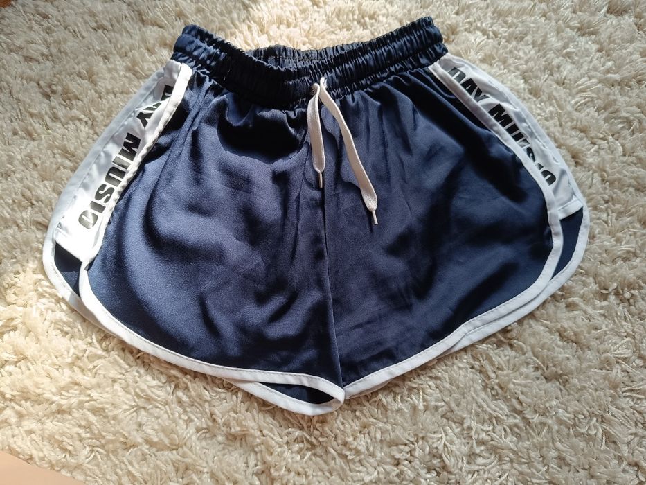 Жіночі атласні шорти