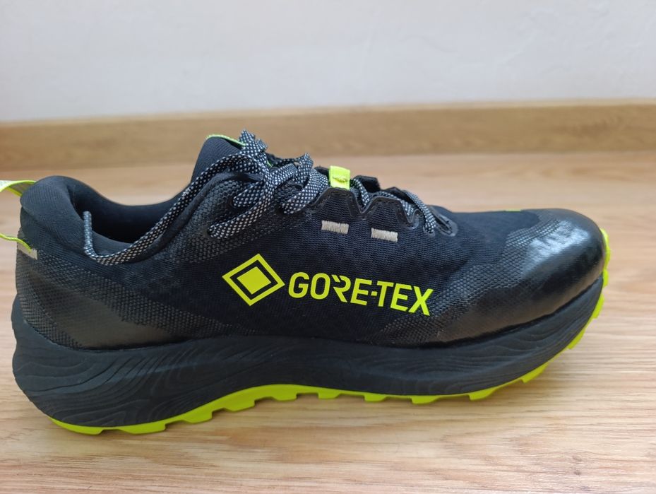Кросівки Asics gore tex..оригінал