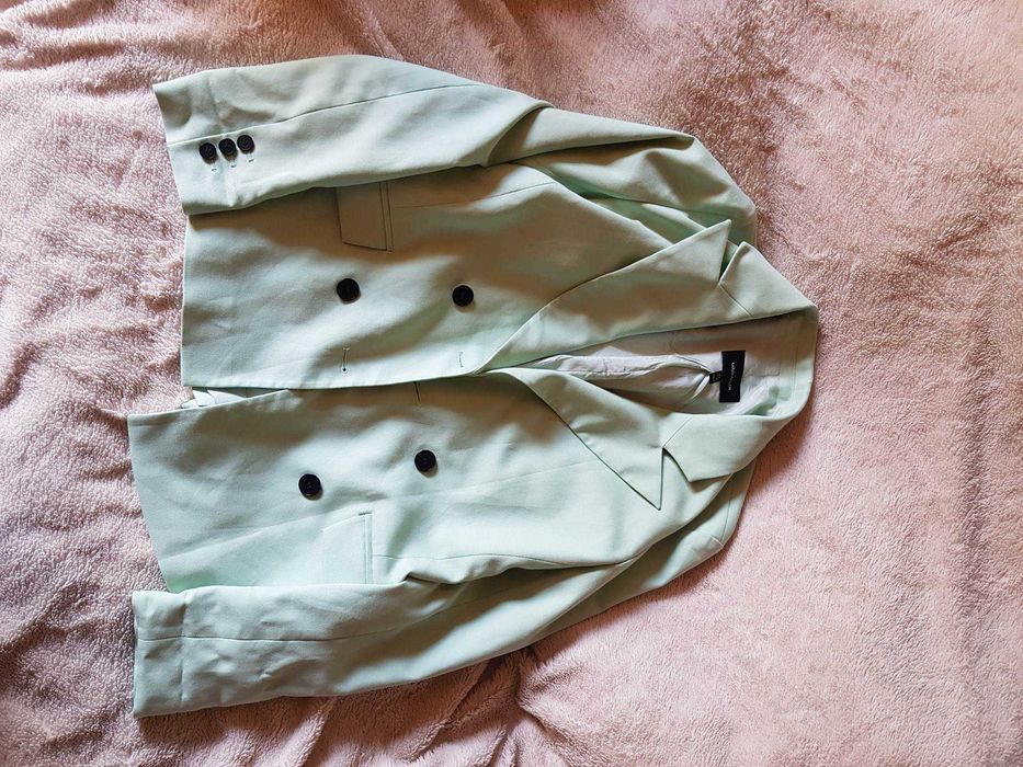 żakiet miętowy, na guziki