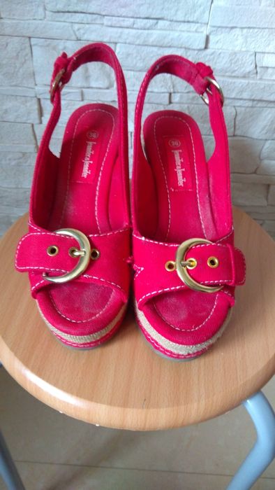 Sandały na koturnie 36