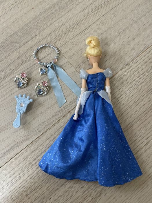Cinderela com alguns acessórios - Disney