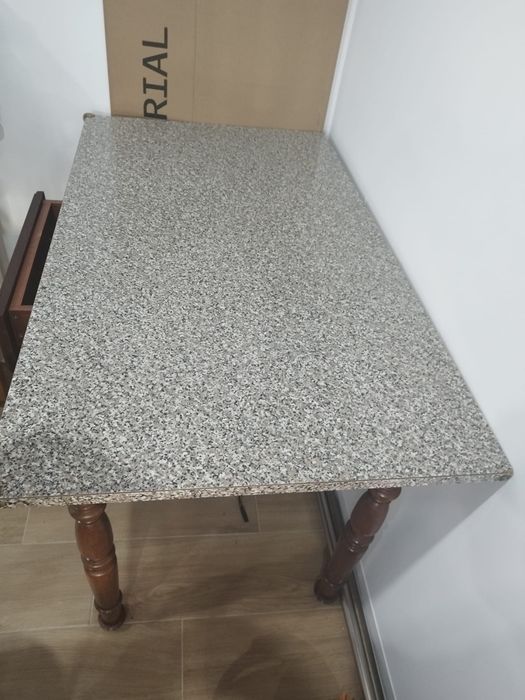 Mesa de Madeira com Tampo em Granito