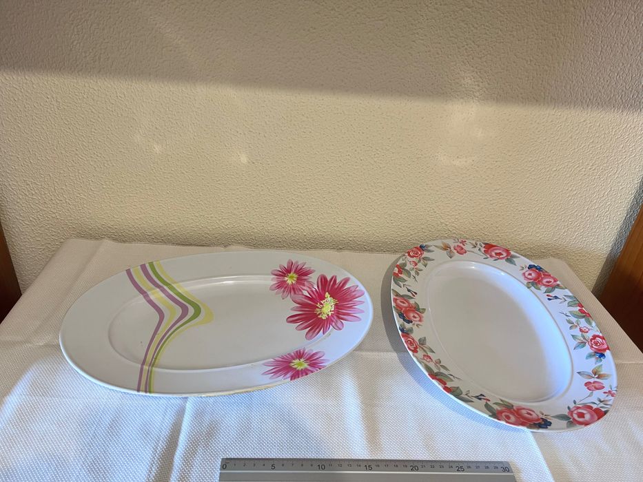 Travessas grandes em plástico decorado