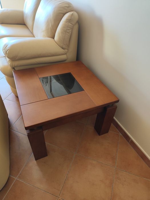 Uma mesa rectangular e duas pequenas mesas quadradas