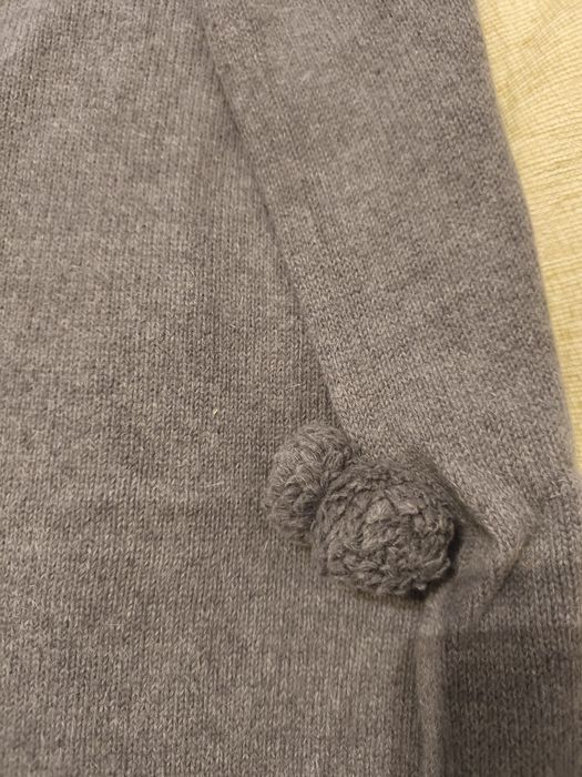 capa com pompons cinzenta