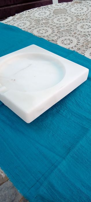 Cinzeiro em mármore branco polido