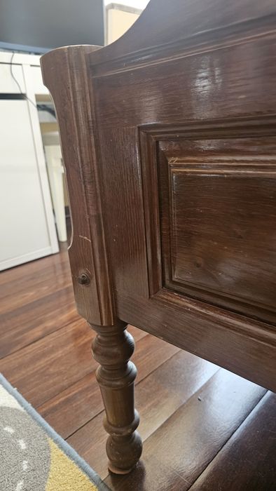 Cama em madeira castanho