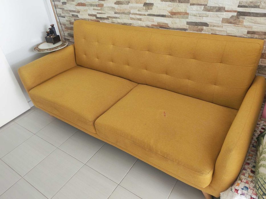 Sofá Amarelo com pés em madeira