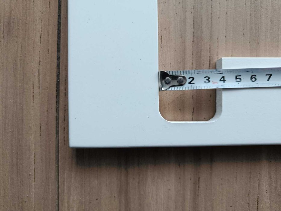 Cokół, biała listwa wykończeniowa schodów