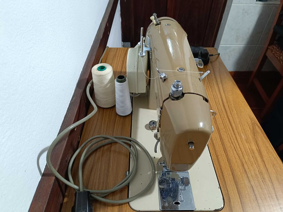 Máquina Costura Privileg com mesa e motor