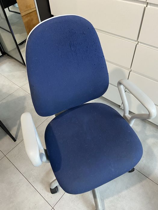 Granatowy fotel do biurka