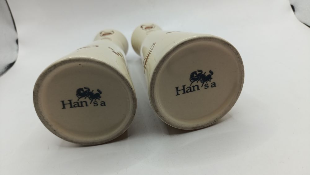 Dwa pojemniki butelki na ocet , olej kury drób koloru kremowego