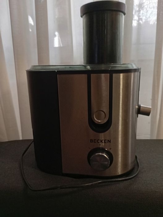 Centrifugadora de sumos da marca Becken, modelo BJE-966.