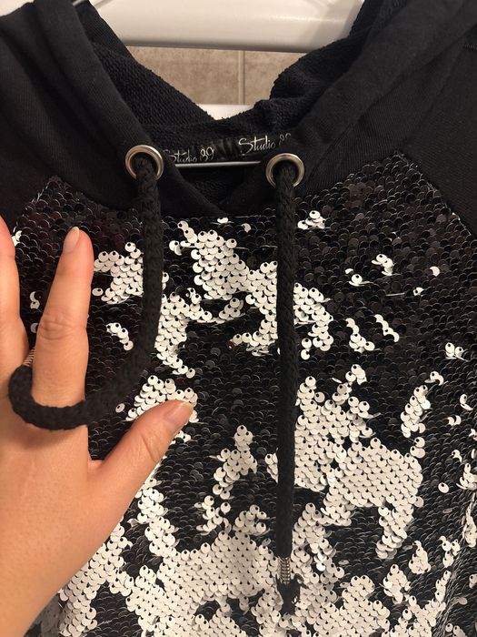 Sportowa mini sukienka lub długa bluzka kaptur cekiny kangurka kieszeń