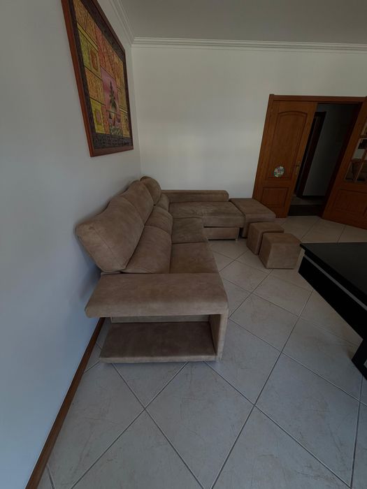Sofá Moderno com Chaise Longue + Bancos de Apoio