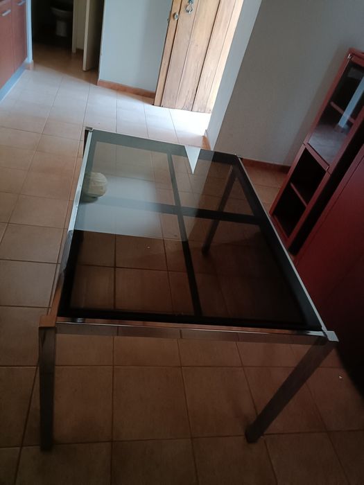 Mesa de vidro para 6 lugares com 4 cadeiras