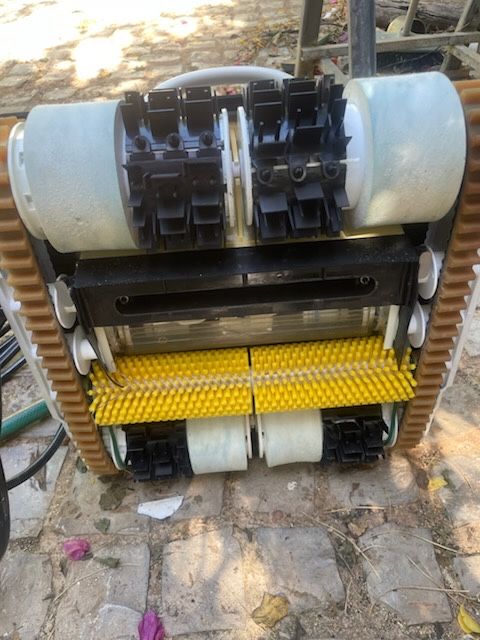 Robô de limpeza profissional KeelCrab para manutenção de iates e barco