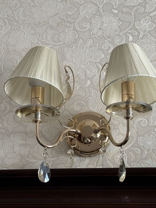 Kinkiet dwuramienny zloty z wiszacymi krysztalkami