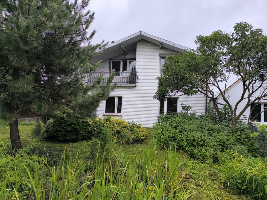 Sprzedam dom wraz z  pomieszczeniami  gospodarczymi i garażami