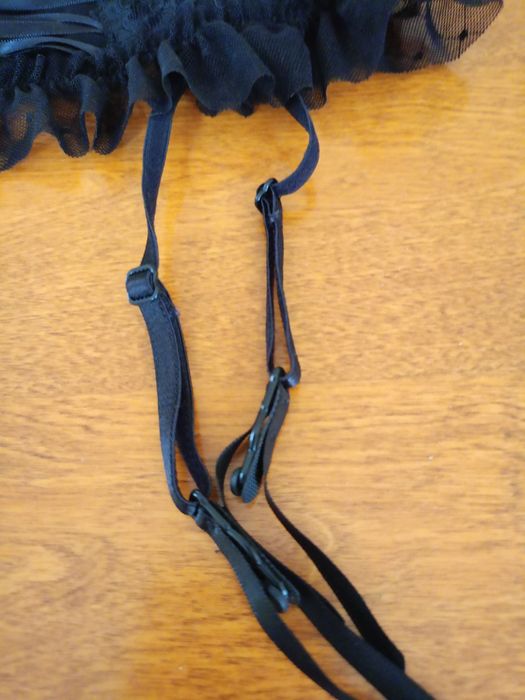 Piękny pas do pończoch.