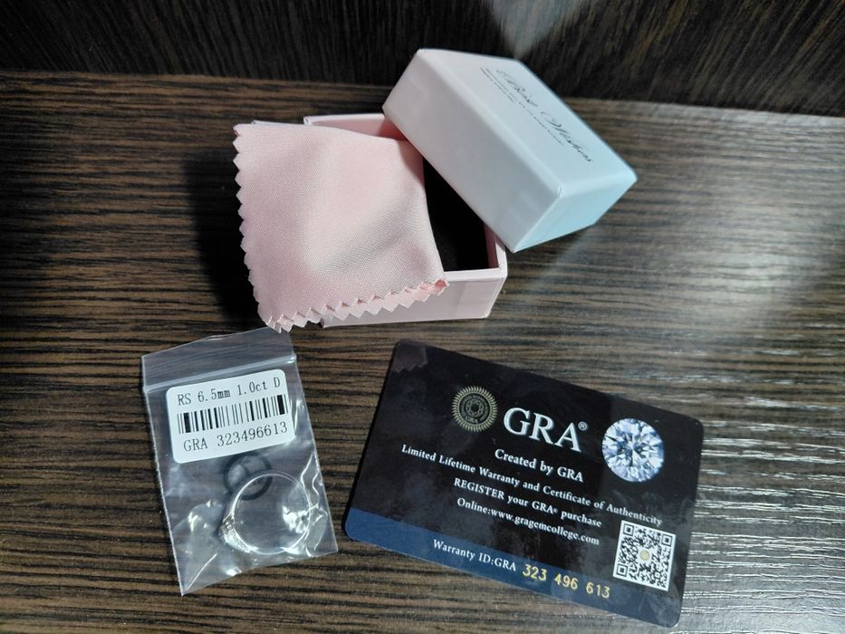 Каблучка срібна перстень з муасанітом