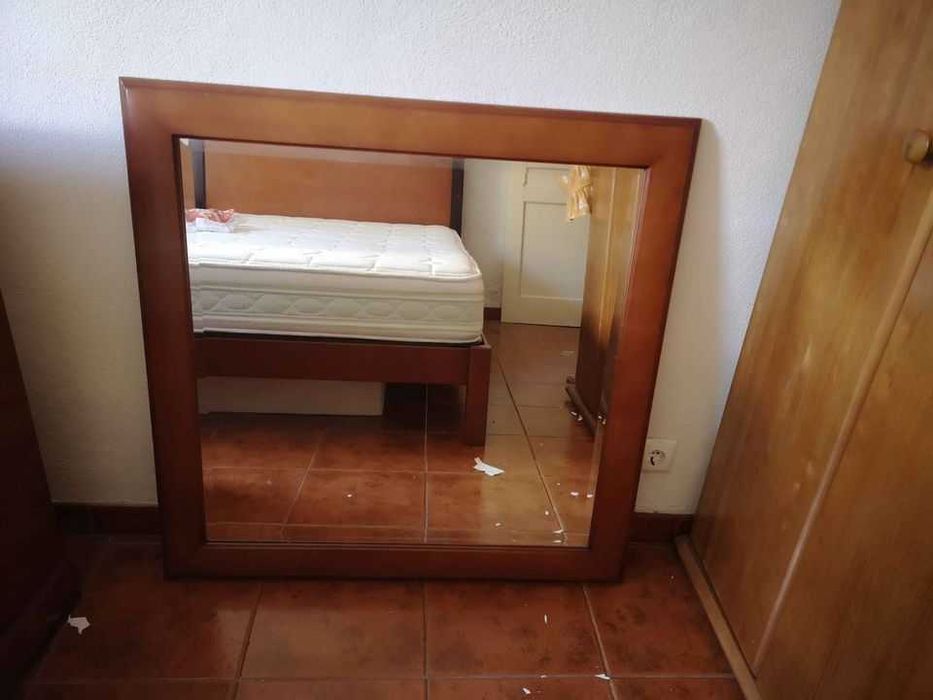 Mobilia de quarto, cama de casal, para desocupar a divisão.