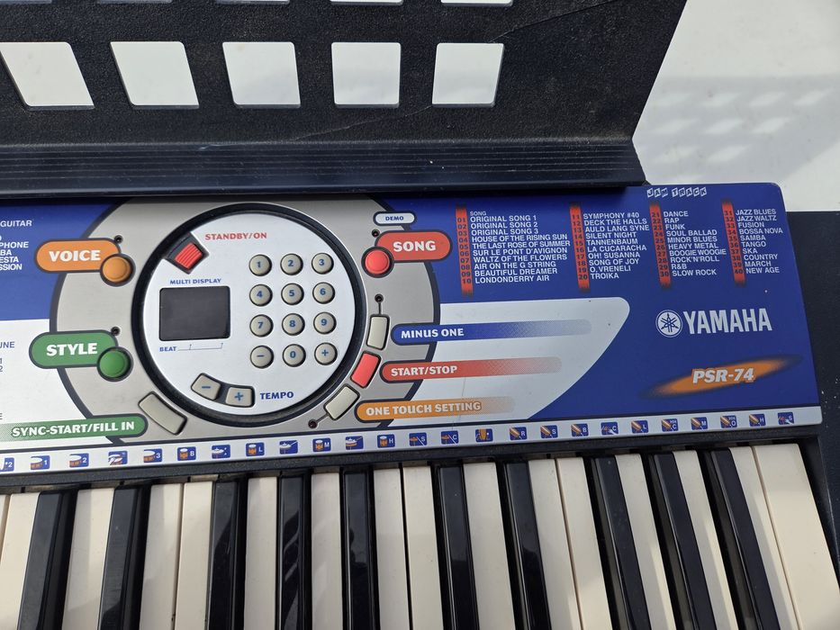 синтезатор Yamaha PSR-74.