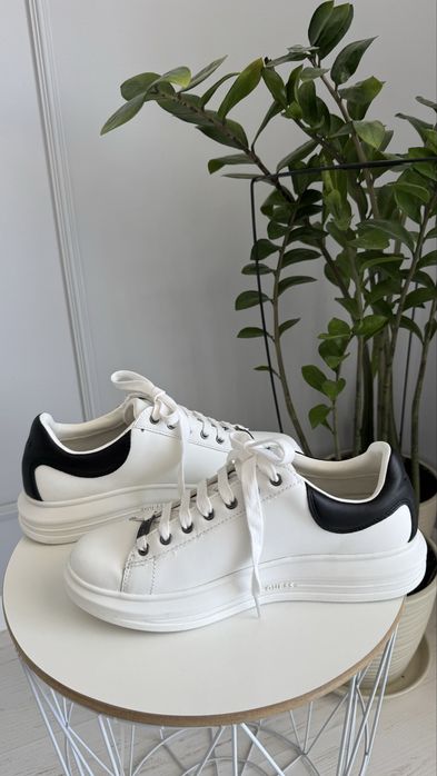 Продам обувь кеды Guess белые
