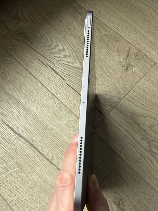 Продам iPad Pro 11” 2020, 256 GB, Wi-Fi, Space Gray, у хорошому стані.