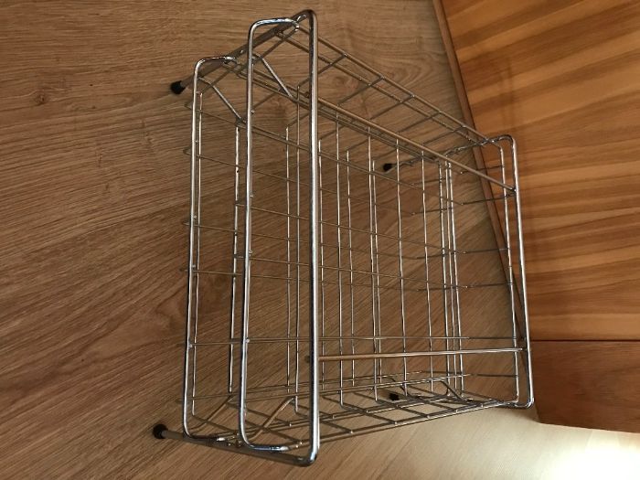 Gavetas arquivadoras em metal prateado e preto