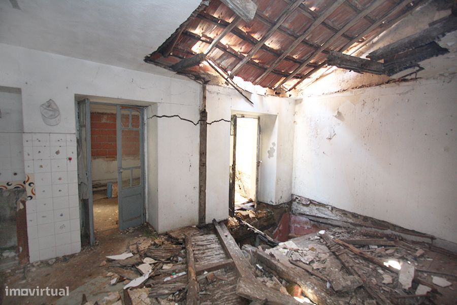 Prédio para recuperar, 3 pisos, cave e pequeno logradouro, C da Rainha